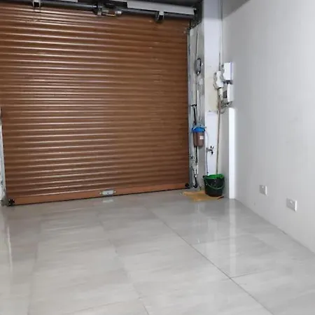 Cheerful 3 Bedroom Town House With Garage Free Parking Inside Or Outside With Back Yard And Roof بيت للعطل
