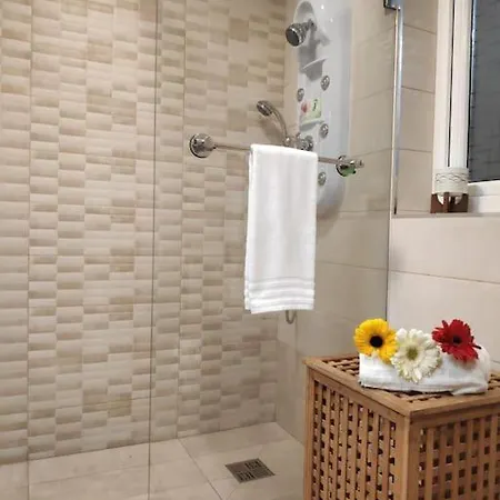 Nyaraló Cheerful 3 Bedroom Town House With Garage Free Parking Inside Or Outside With Back Yard And Roof Sliema