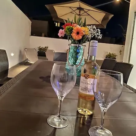 Cheerful 3 Bedroom Town House With Garage Free Parking Inside Or Outside With Back Yard And Roof Semesterbostad Sliema