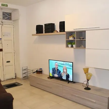 Cheerful 3 Bedroom Town House With Garage Free Parking Inside Or Outside With Back Yard And Roof Nyaraló *