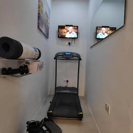 Nyaraló Cheerful 3 Bedroom Town House With Garage Free Parking Inside Or Outside With Back Yard And Roof Sliema