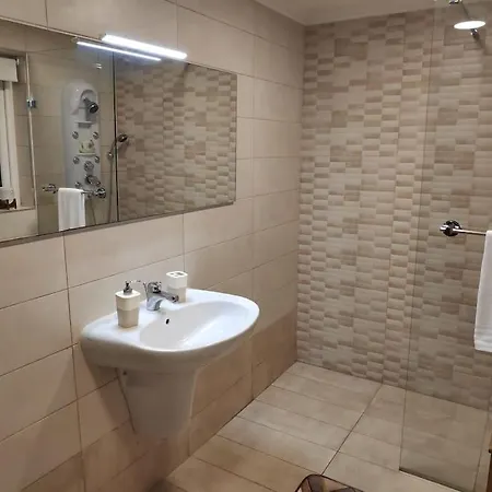 Cheerful 3 Bedroom Town House With Garage Free Parking Inside Or Outside With Back Yard And Roof