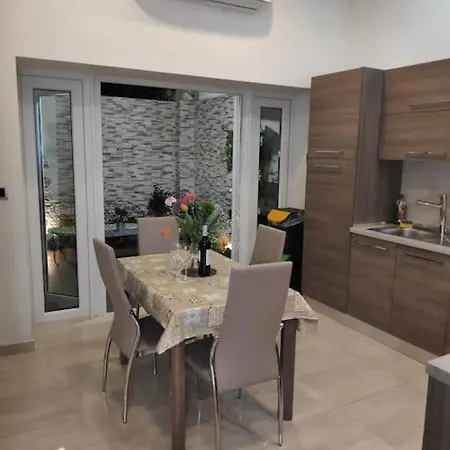 Cheerful 3 Bedroom Town House With Garage Free Parking Inside Or Outside With Back Yard And Roof *