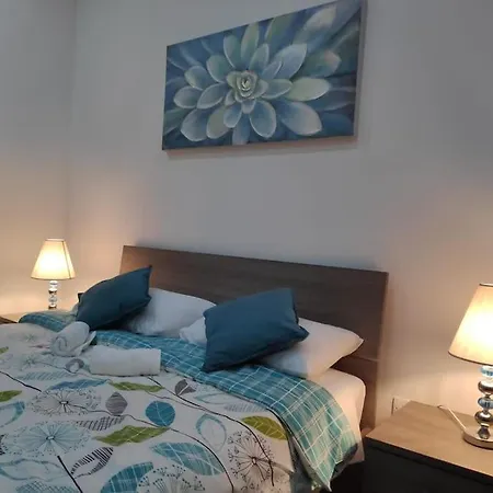 Cheerful 3 Bedroom Town House With Garage Free Parking Inside Or Outside With Back Yard And Roof Holiday home *