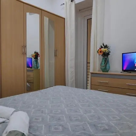 Cheerful 3 Bedroom Town House With Garage Free Parking Inside Or Outside With Back Yard And Roof