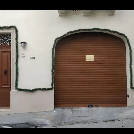 Casa vacanze Cheerful 3 Bedroom Town House With Garage Free Parking Inside Or Outside With Back Yard And Roof *