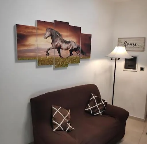 Cheerful 3 Bedroom Town House With Garage Free Parking Inside Or Outside With Back Yard And Roof Сasa de vacaciones *