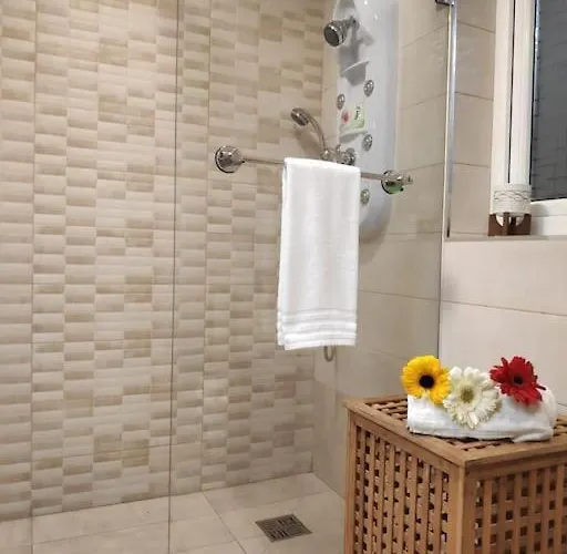 Сasa de vacaciones Cheerful 3 Bedroom Town House With Garage Free Parking Inside Or Outside With Back Yard And Roof Sliema