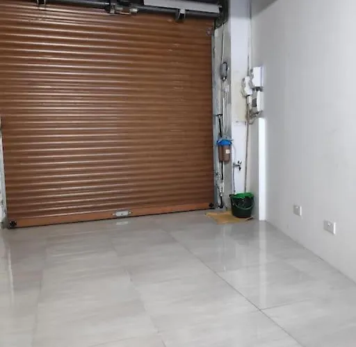 Cheerful 3 Bedroom Town House With Garage Free Parking Inside Or Outside With Back Yard And Roof Сasa de vacaciones