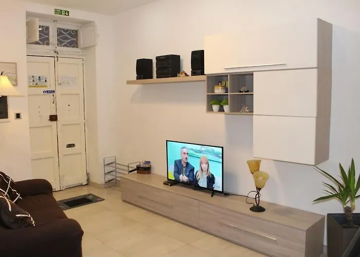 Cheerful 3 Bedroom Town House With Garage Free Parking Inside Or Outside With Back Yard And Roof Сasa de vacaciones *