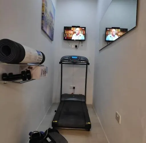 Сasa de vacaciones Cheerful 3 Bedroom Town House With Garage Free Parking Inside Or Outside With Back Yard And Roof Sliema