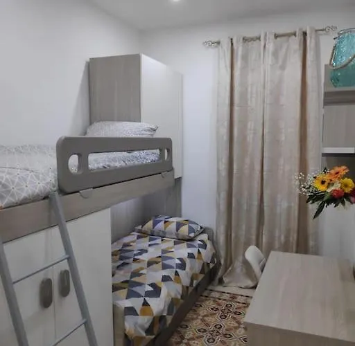 Cheerful 3 Bedroom Town House With Garage Free Parking Inside Or Outside With Back Yard And Roof Сasa de vacaciones Sliema