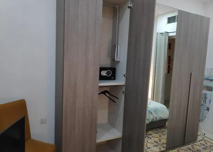 Cheerful 3 Bedroom Town House With Garage Free Parking Inside Or Outside With Back Yard And Roof Сasa de vacaciones *