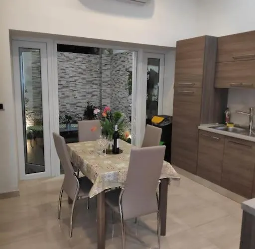 Cheerful 3 Bedroom Town House With Garage Free Parking Inside Or Outside With Back Yard And Roof *