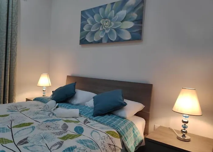 Cheerful 3 Bedroom Town House With Garage Free Parking Inside Or Outside With Back Yard And Roof Сasa de vacaciones *