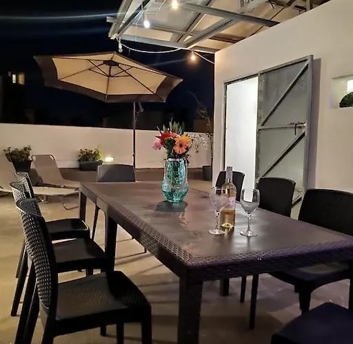 Сasa de vacaciones Cheerful 3 Bedroom Town House With Garage Free Parking Inside Or Outside With Back Yard And Roof