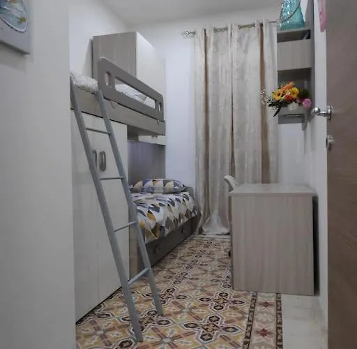 Cheerful 3 Bedroom Town House With Garage Free Parking Inside Or Outside With Back Yard And Roof