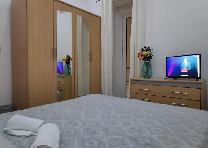 Cheerful 3 Bedroom Town House With Garage Free Parking Inside Or Outside With Back Yard And Roof