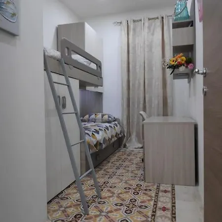 Cheerful 3 Bedroom Town House With Garage Free Parking Inside Or Outside With Back Yard And Roof